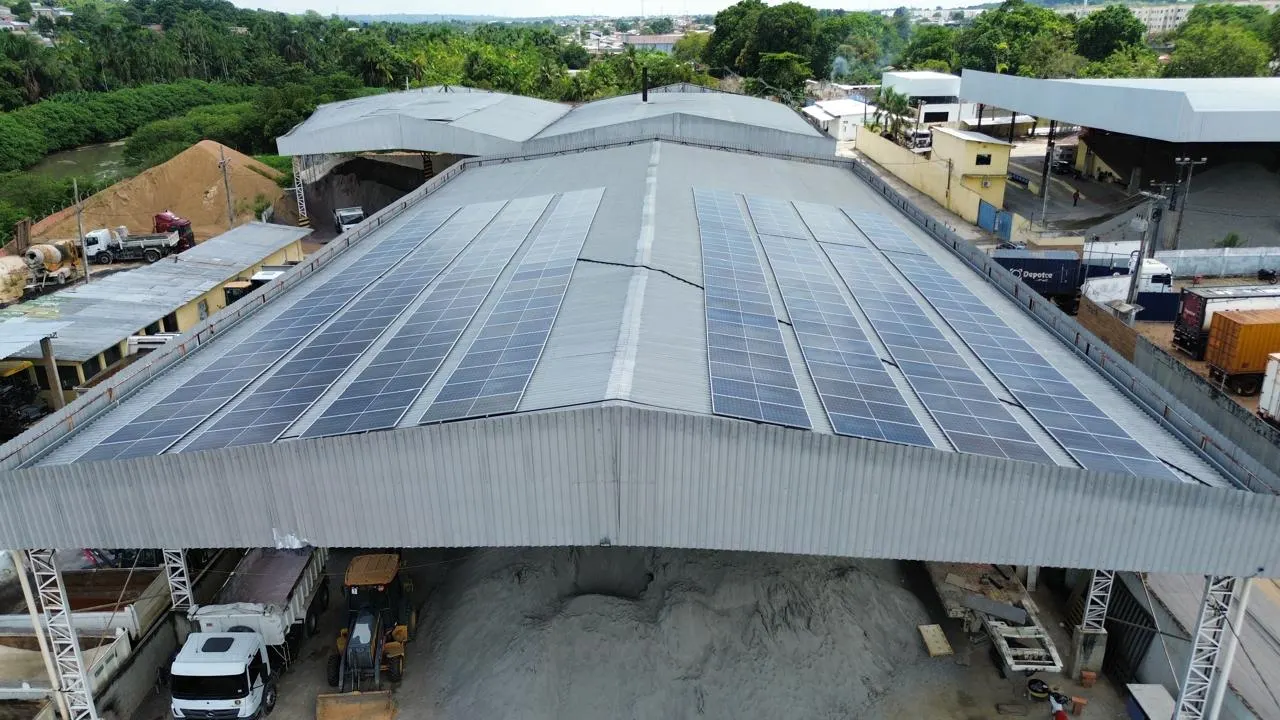 Instalação solar comercial no Amazonas com 200 módulos fotovoltaicos