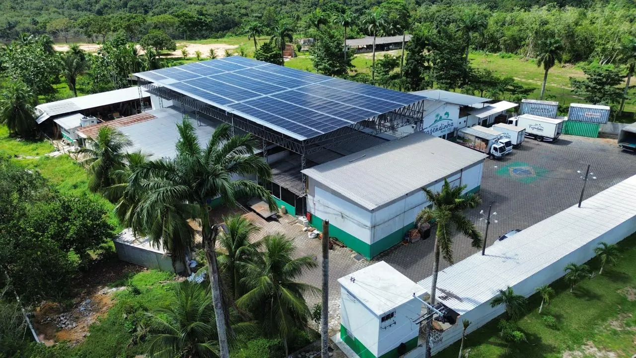 Fazendinha, Amazonas: cabine de medição e proteção primária em 13,8 kV e usina solar