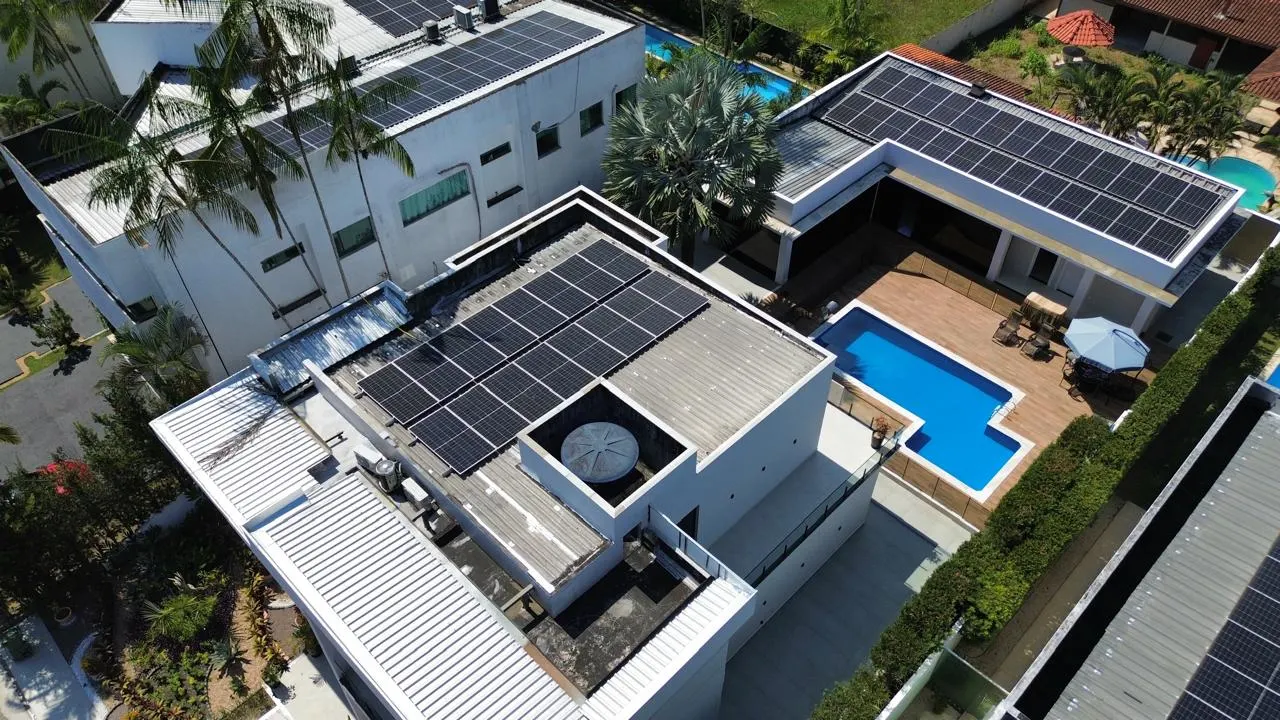 Sistema solar híbrido residencial no Amazonas com banco de baterias de 14,4 kWh