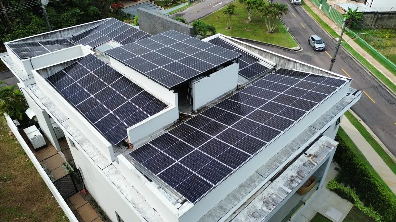 Sistema solar residencial de 42,12 kWp para alto consumo no Amazonas